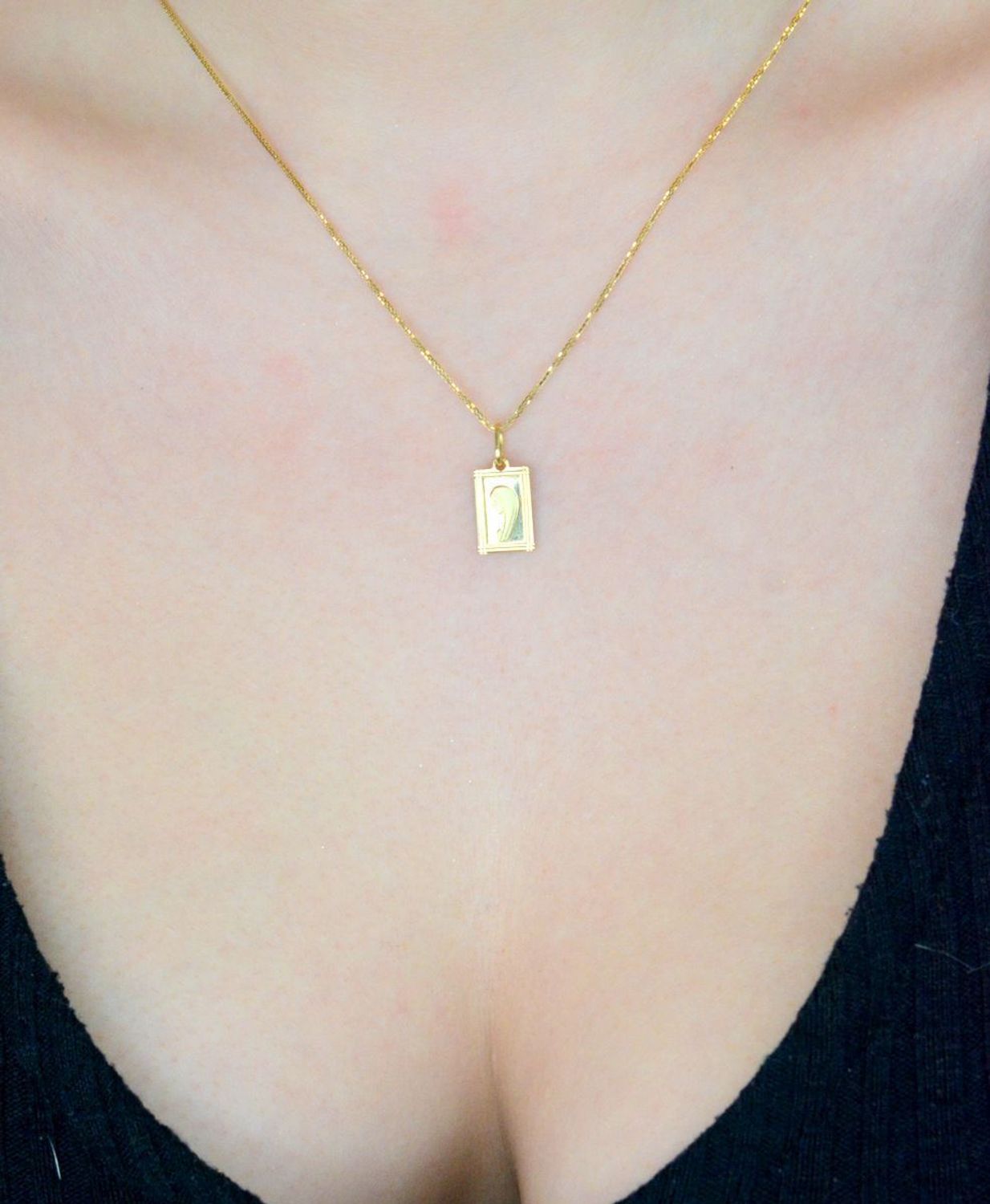 Złoty medalik z Matką Boską Fatimską  w kształcie prostokąta ZA 1111 585  Złoty medalik idealny pomysł na prezent na chrzest św., komunię Złoty medalik  z Matką Boską Fatimską  1.jpg